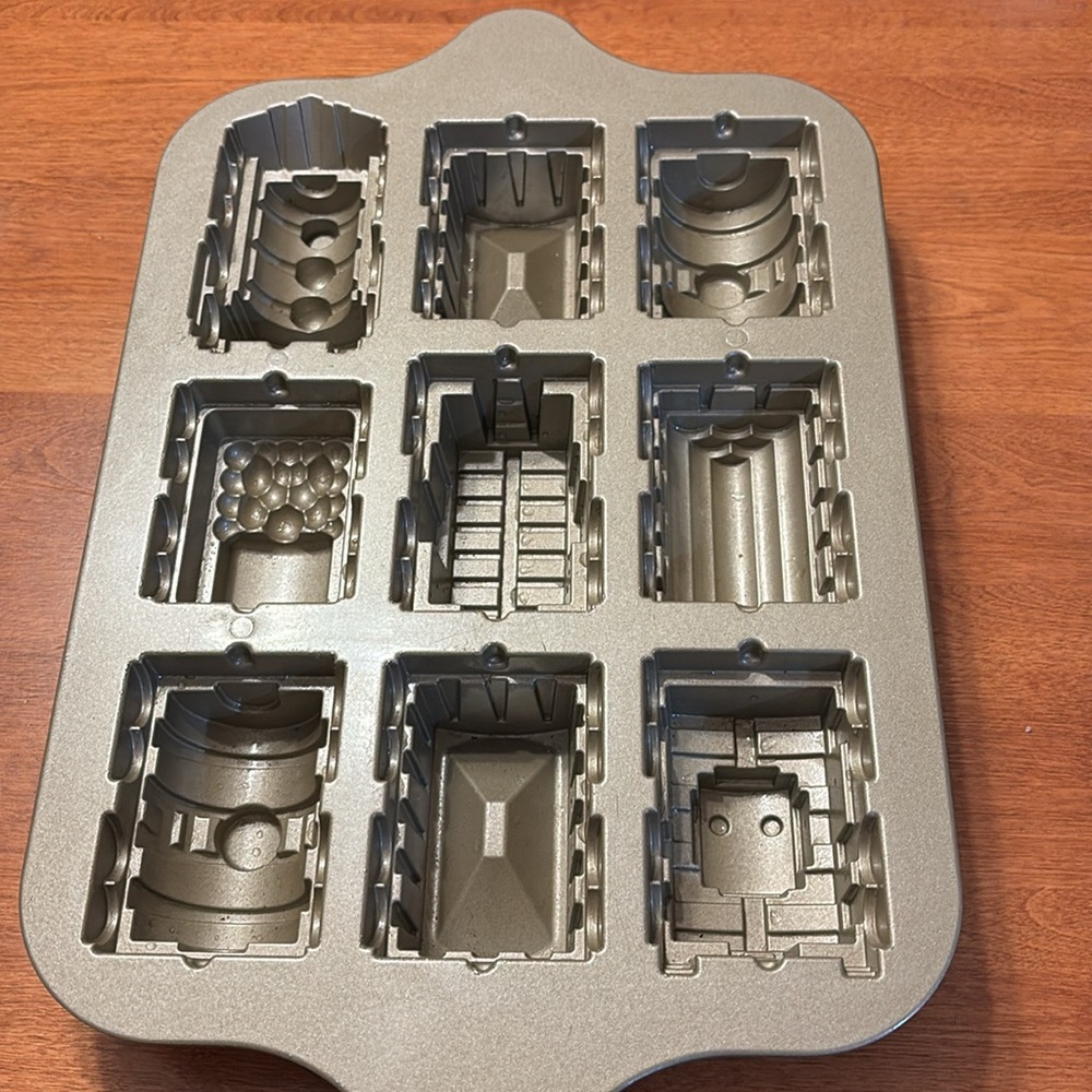Train Cake Pan - Picture 4 of 5